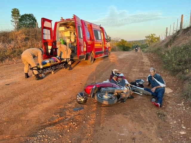 Em alta velocidade, condutor atinge casal de idosos e foge, deixando-os feridos na Estrada Planalto em Colíder. (Fotos)