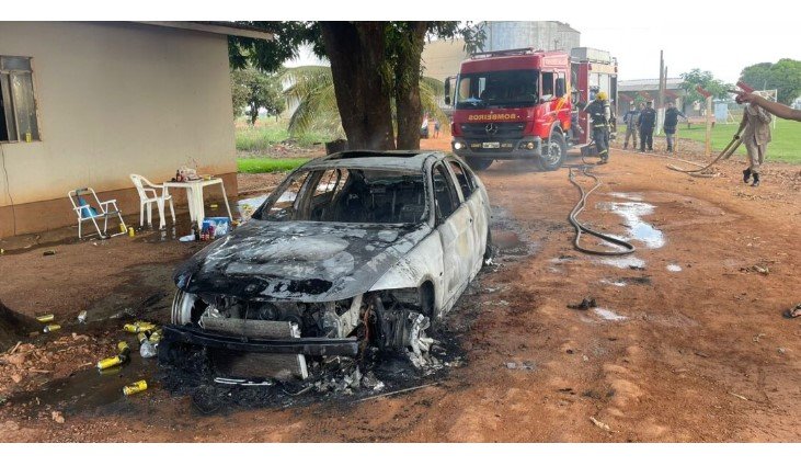 BMW é destruída pelo fogo após pessoas tentarem tirar abelhas de casa