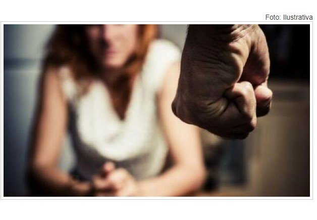 Mulher é arrastada pelos cabelos e agredida ao ser acusada de fazer sexo oral no amigo dela