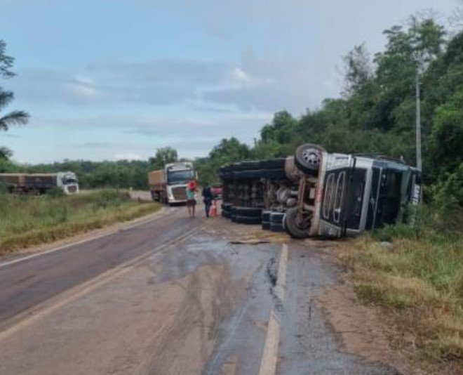 Carreta carregada com soja tomba próximo de rio na MT-140 entre Sinop e Santa Carmem (Fotos)