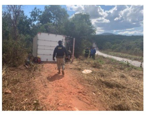 Caminhão-baú tomba em rodovia e motorista morre na hora em MT