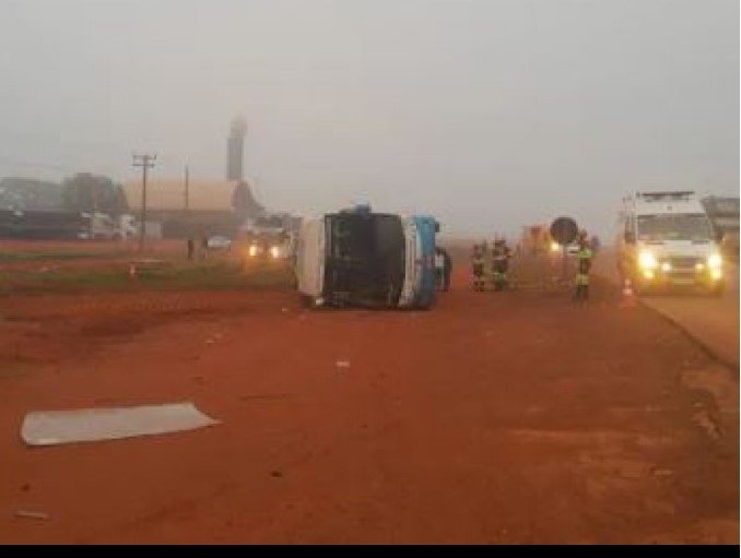 Ônibus que saiu de MT tomba e idosa morre em MS; 28 feridos