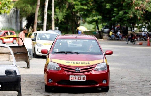O último sinal verde? Autoescolas em risco no Brasil. Saiba Mais
