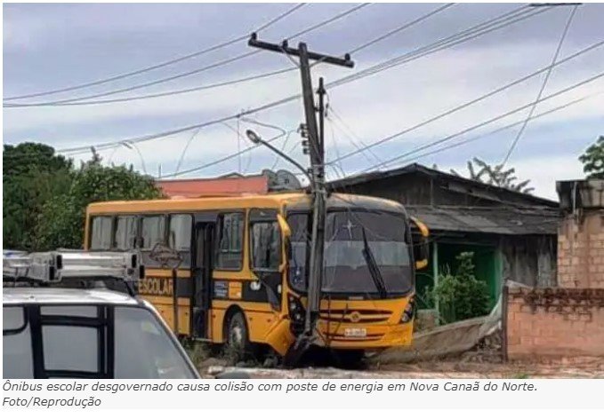 Ônibus escolar desgovernado causa colisão com poste de energia em Nova Canaã do Norte