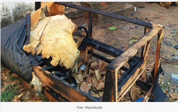 Homem taca fogo na própria casa e precisa ser contido por bombeiros em Sinop