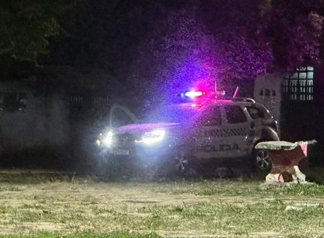 Homem em colíder e detido após agredir e ser agredido por mulher.