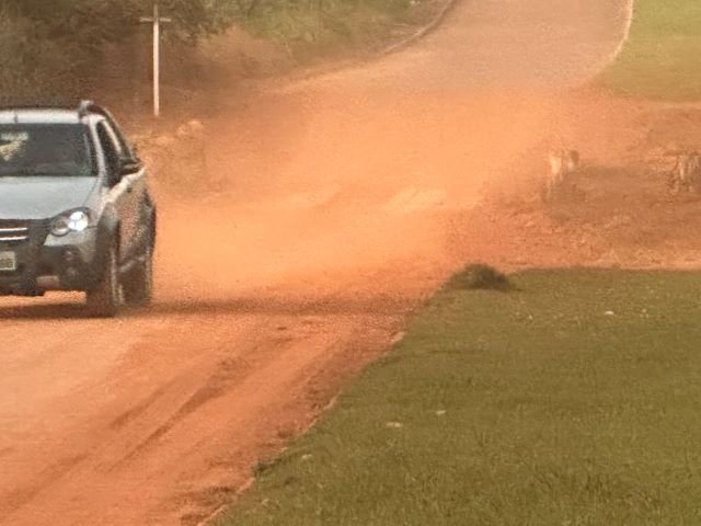 Moradores de dois bairros de Colíder reclamam de poeira na saída para rodovia. (Vídeo)