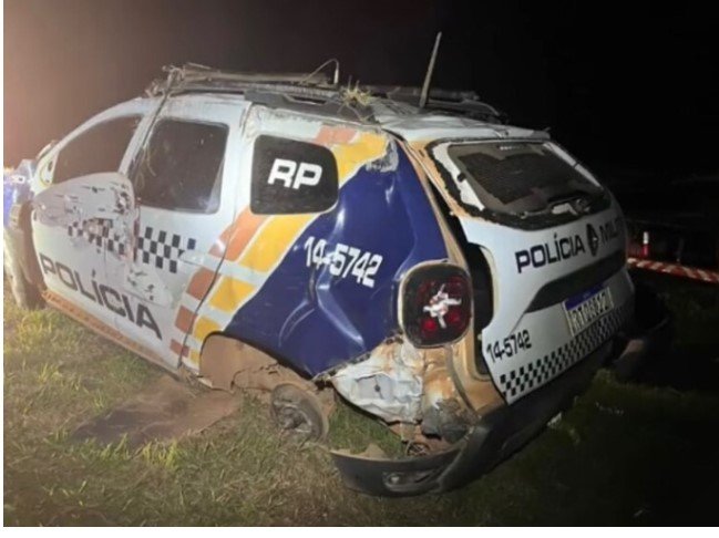 VIATURA DA PM BATE EM ANTA, CAPOTA E SARGENTO SOFRE TRAUMATISMO CRANIANO; VEJA VÍDEO
