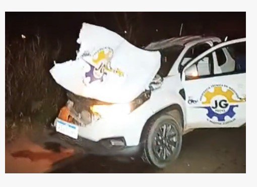 Carro atinge traseira de caminhão na MT-140 em Sinop e duas pessoas ficam feridas