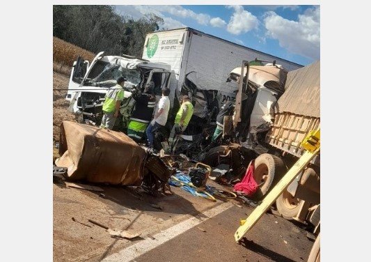 Três ficam feridos em colisão envolvendo veículos de carga na BR-163