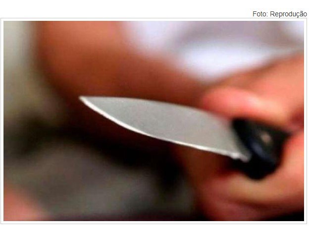 Homem embriagado é esfaqueado pela mulher após briga por ciúmes