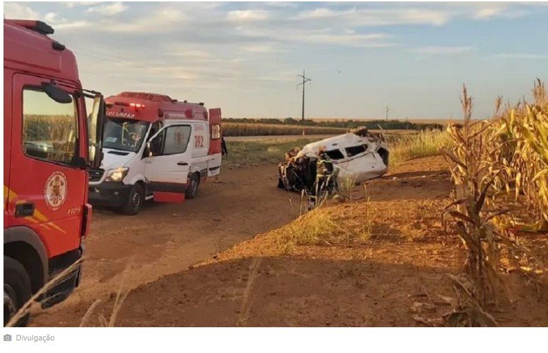 Carro é destruído após capotar na BR-070 em MT e motorista sai ileso