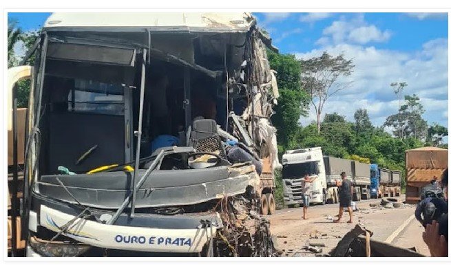 Confirmado duas mortes e seis feridos em acidente com ônibus Ouro e Prata na BR 163 no Pará.