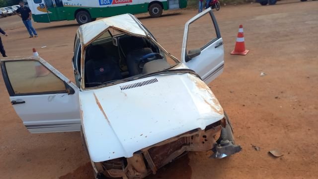 Mulher está em estado grave após cair fora de carro em acidente em Colíder. (Video)