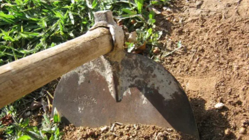 Pai em Colíder vai preso após usar uma enxada para adentrar na casa de filha
