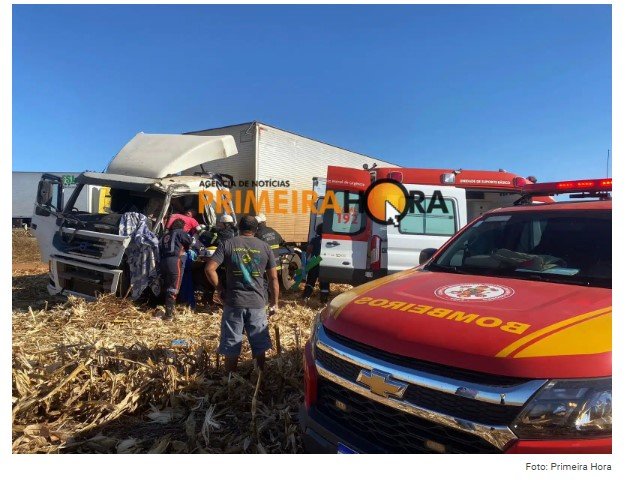 Motorista fica preso às ferragens após colisão entre carretas na BR-364