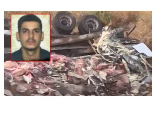 Motorista de caminhão frigorífico morre em acidente e carne se espalha na pista