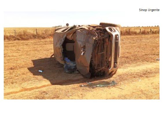 Motorista não vê 'pare' e 'siga' em rodovia e capota Dodge Ram