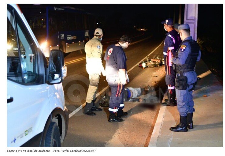 Motociclista morre após atropelar tamanduá e bater em poste em Avenida em cidade de MT.