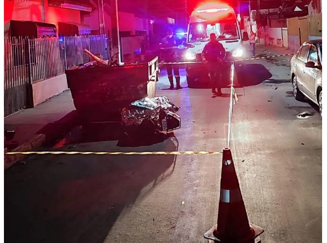 Jovem morre ao bater de moto em caçamba de lixo em MT