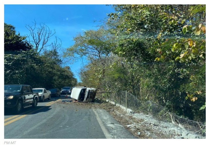 Acidente com kombi e dois carros deixa 5 pessoas feridas em MT