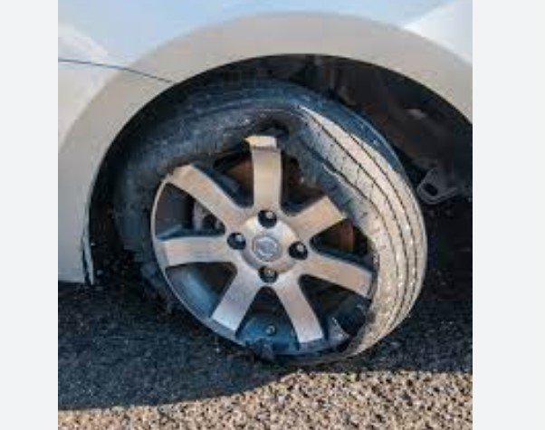 Pneu de carro na MT-320 de Colíder estoura e quatro pessoas ficam feridas no acidente.