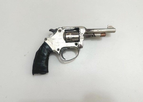 Família em Colíder entrega arma de ente falecido.