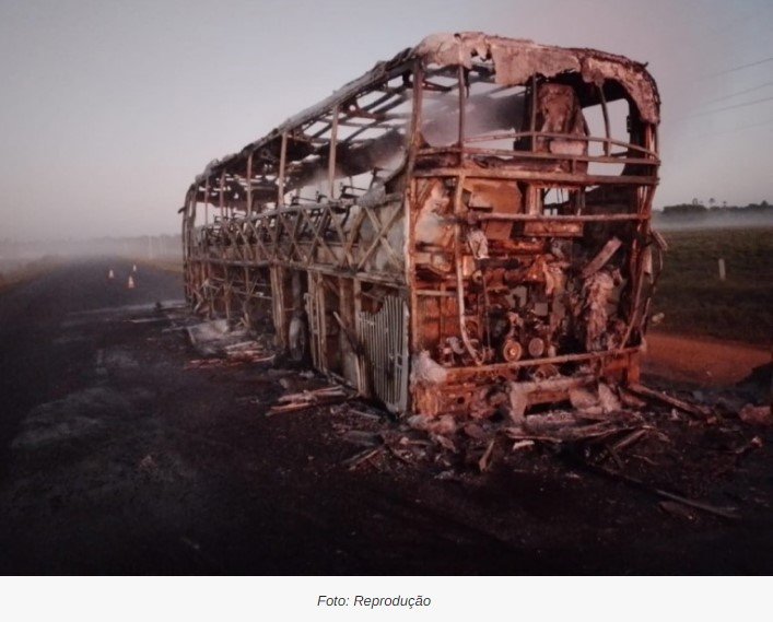 Ônibus pega fogo durante viagem e é destruído pelas chamas