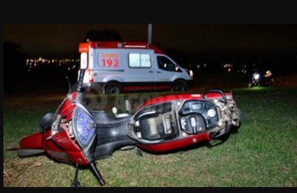 Mulher bate moto em meio-fio e sofre ferimentos graves em MT