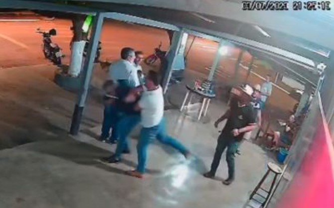 Vídeos mostram vereador levando soco de ‘colega’ em MT; veja