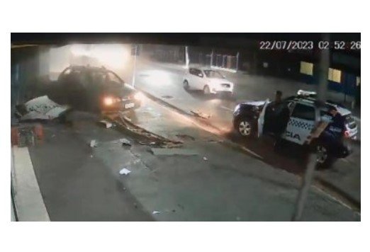 Na contramão, motorista foge da PM; bate carro e morre em cidade de MT; vídeo