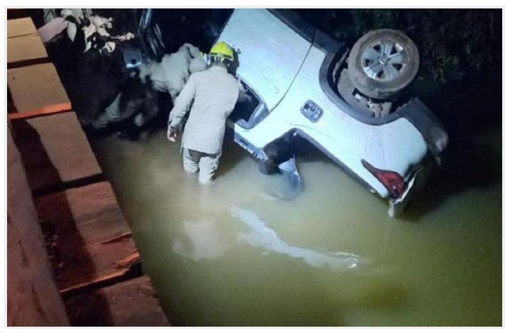 Mulher morre e 3 passageiros ficam feridos após veículo cair de ponte dentro de rio