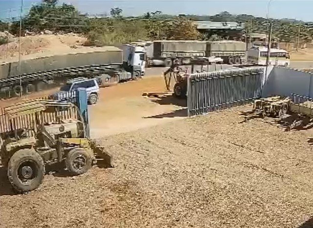 Carreta de Sinop na MT-320 em Colíder faz manobra para não chocar contra micro-ônibus, e acaba causando acidente. (Vídeo)