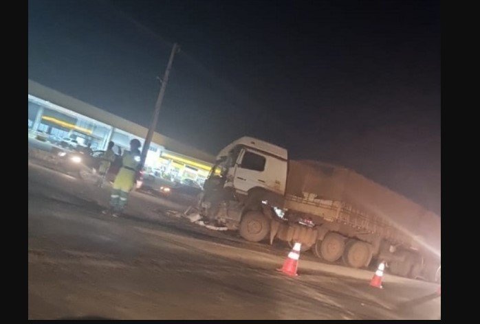 Carretas se envolvem em colisão na BR-163 em Sinop