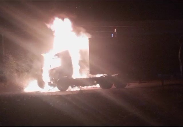 Carreta em Colíder fica totalmente destruída pelas chamas. (Vídeo)