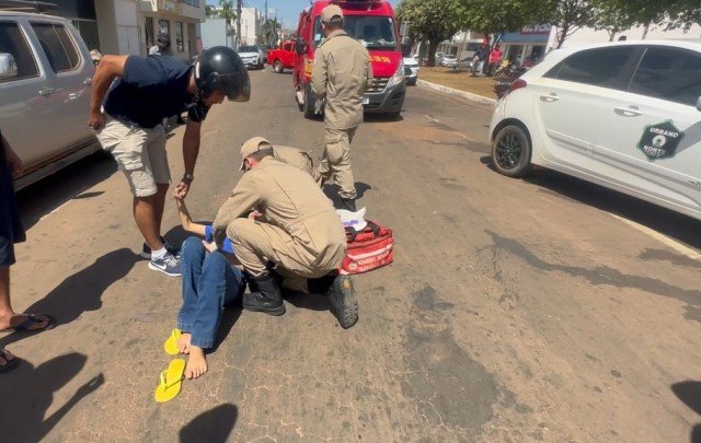 URGENTE: Em Colíder motociclista e garupa ficam feridos em acidente com carro de aplicativo. (Vídeo)