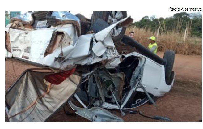 Acidente entre 3 caminhões e uma Hilux deixa um ferido na BR-163