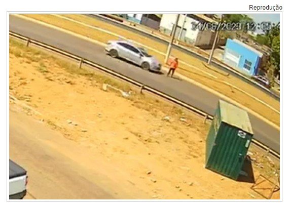 Câmera flagra momento em que mulher mata atropelado homem que esfaqueou seu marido
