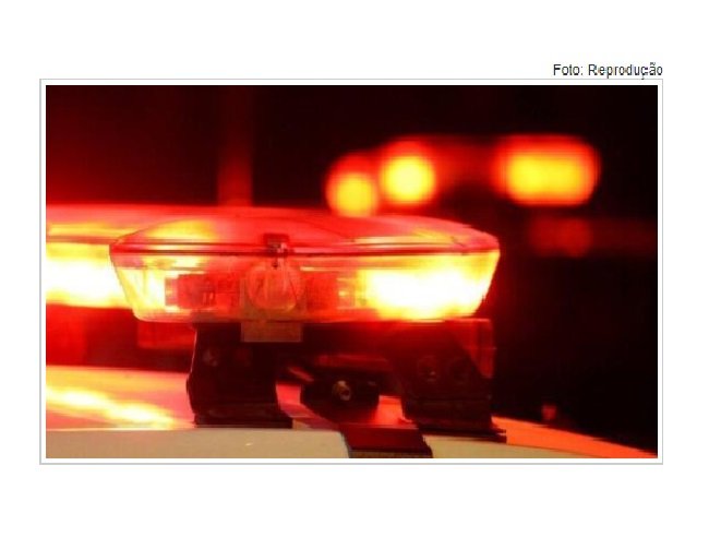 Homem agride esposa após chegar em casa e encontrá-la nua na cama com outro