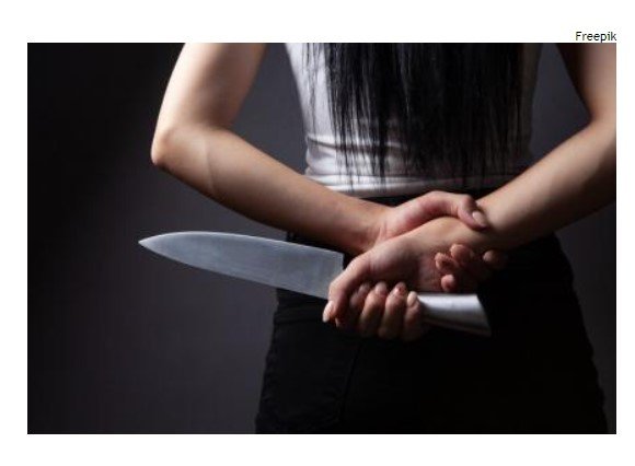 Mulher tenta matar a vizinha após fofoca de que a 'filha dela não era mais moça'
