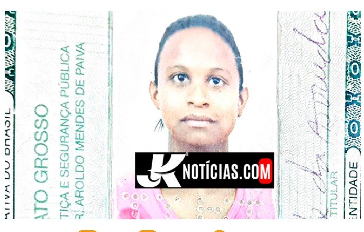 Mulher morre após olhar para trás e bater moto em poste