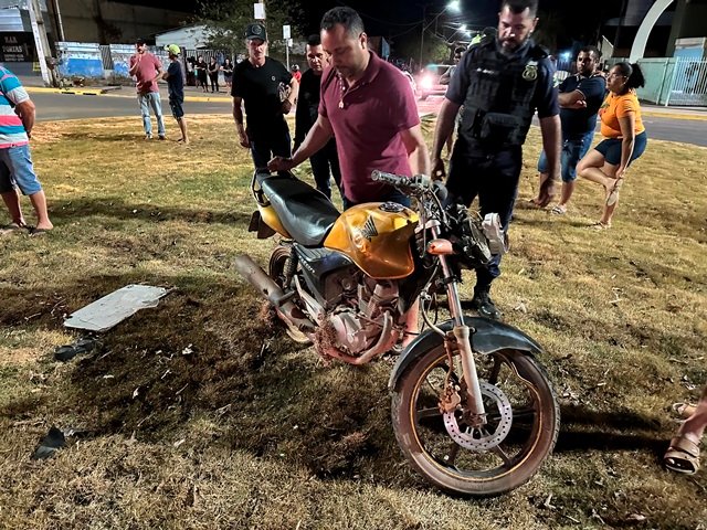 Motoqueiro em Colíder sofre acidente passando direto na rotatória da Borba Gato. (Vídeo)