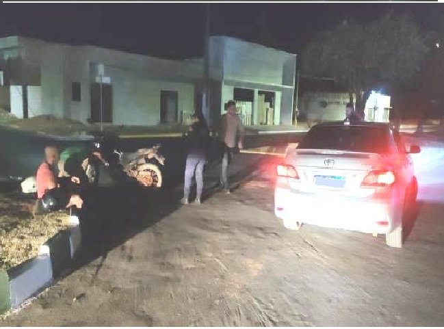 Motoqueiro em Colíder fica ferido após envolver em acidente com veiculo dentro de rotatória perto da AABB. (Fotos)