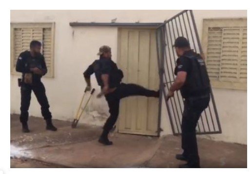Polícia derruba porta, entra em casa e acha dinheiro do tráfico em MT; veja vídeos