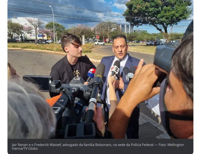 PF não vê relevância em celular de Bolsonaro e foca em aparelhos de Wassef e Jair Renan