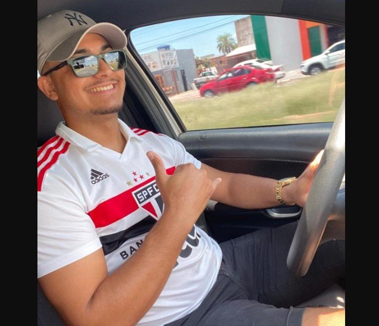 Rapaz de 28 anos morre após colidir moto contra poste em avenida de cidade de MT.