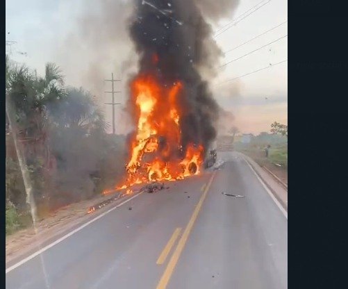 Carreta pega fogo e motorista saiu ileso em acidente na BR-163 entre Sinop e Itaúba - VÍDEO
