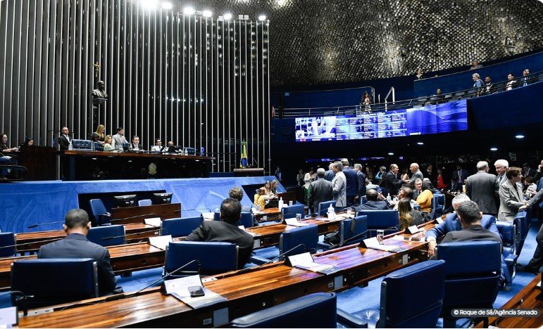 Senado aprova MP que aumenta salário mínimo e amplia isenção do IR