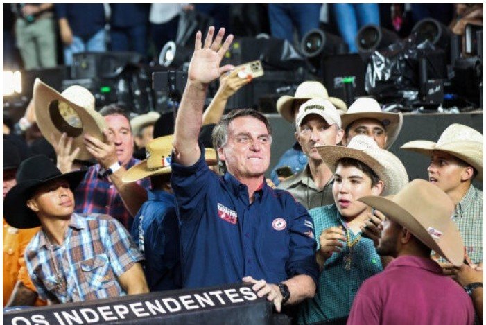Bolsonaro é ovacionado na Festa do Peão, em Barretos