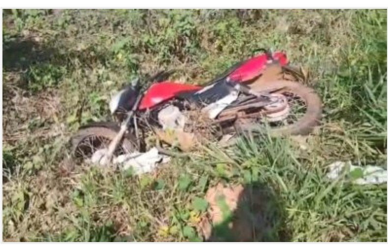 Homem é executado com 12 tiros e deixado ao lado de moto